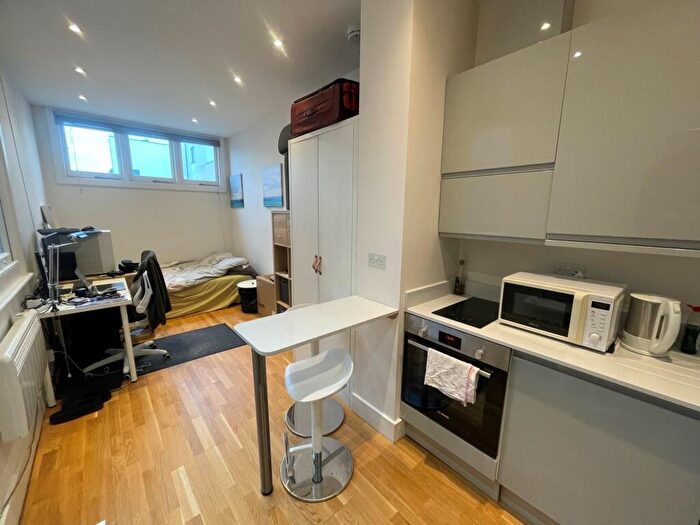 Flat To Rent In Pentonville Road, Kings Cross, N1