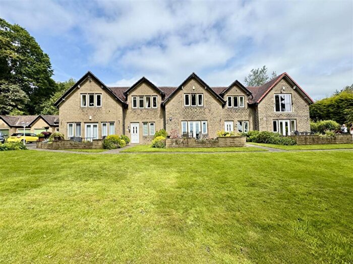 2 Bedroom Apartment For Sale In Westwood Court, Dark Lane, Almonbury, Huddersfield, HD4