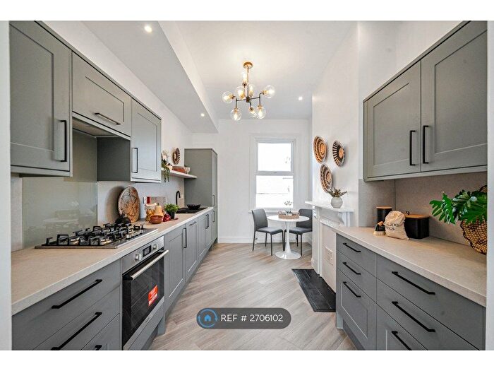 3 Bedroom Maisonette To Rent In Hookstone Road, Harrogate, HG2