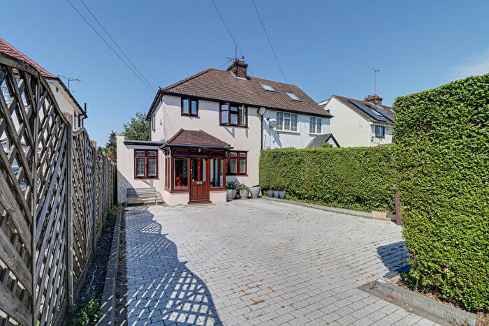 3 Bedroom Semi-Detached House For Sale In Radlett Road, Frogmore, St Albans, AL2