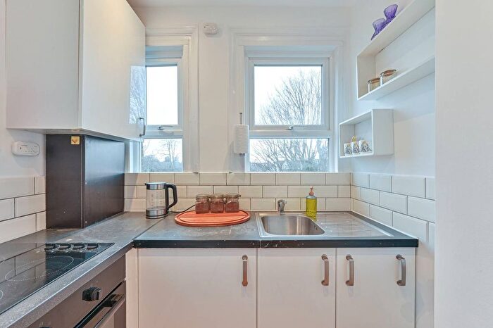 3 Bedroom Flat To Rent In Brixton Hill, Brixton, London, SW2