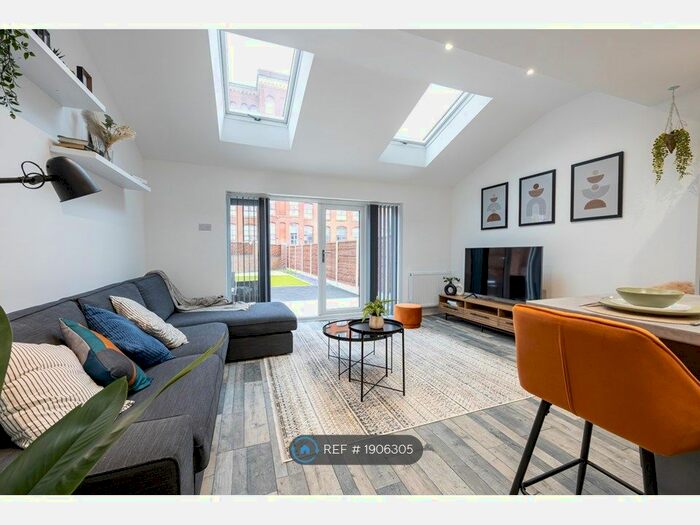 4 Bedroom End Of Terrace House To Rent In Stanbury Walk, Manchester, M40