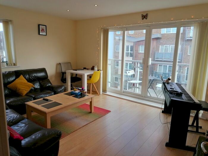 2 Bedroom Flat To Rent In Sundeala Close, Sunbury On Thames, Middlesex, TW16