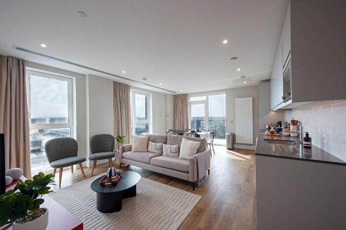 3 Bedroom Apartment To Rent In Moat Street, London, SW11
