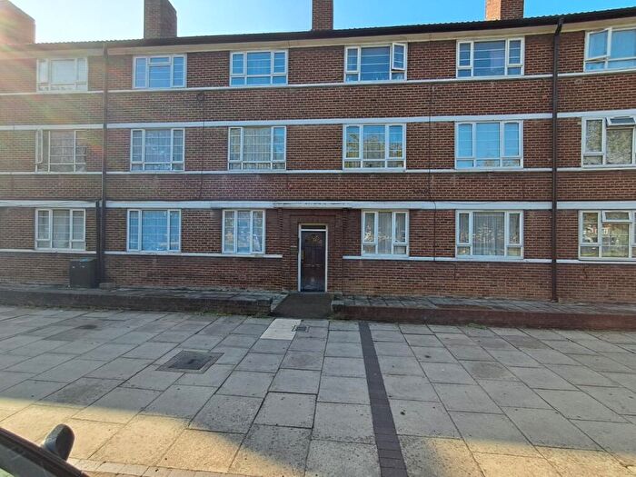 2 Bedroom Apartment To Rent In Beverley Drive, Edgware, Greater London, HA8