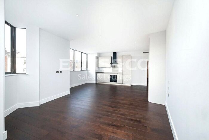 2 Bedroom Apartment To Rent In High Road, Whetstone, N20