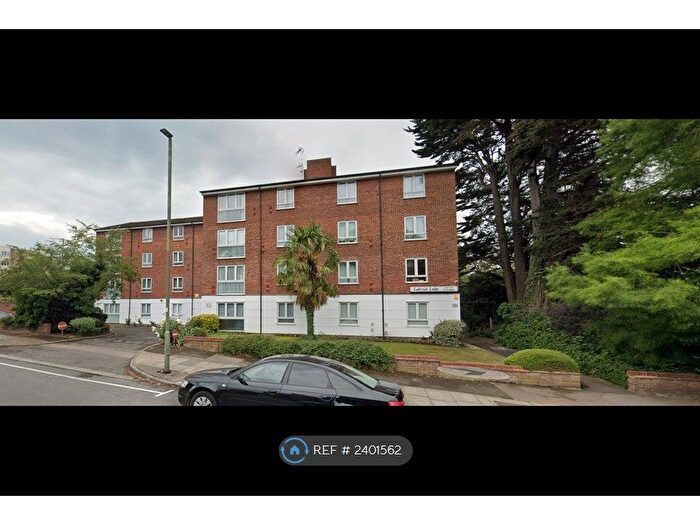 2 Bedroom Flat To Rent In Lakeside Lodge, London, NW11