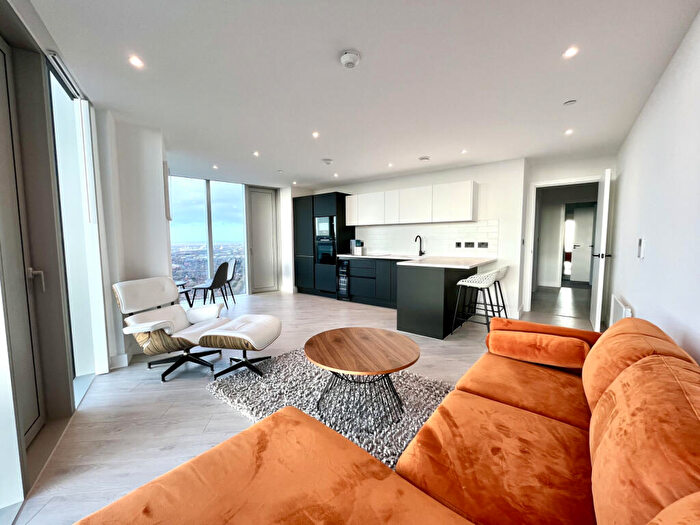 2 Bedroom Apartment To Rent In Vista River Gardens, Manchester, M3