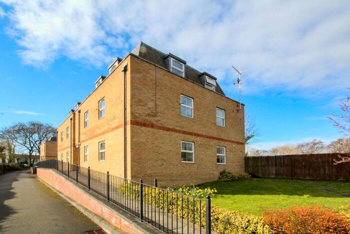 2 Bedroom Flat To Rent In Summer Crossing, Thames Ditton, KT7