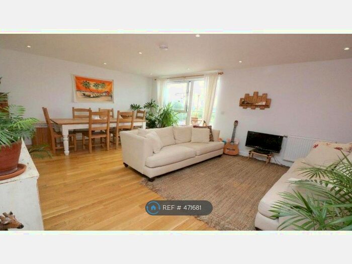 2 Bedroom Flat To Rent In Goulding House, Feltham, TW13