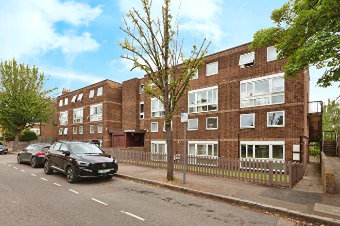 2 Bedroom Flat To Rent In Helmsley, Cleveland Road, E18
