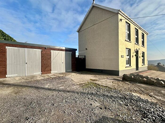 3 Bedroom Detached House For Sale In Heol Y Banc, Bancffosfelen, SA15