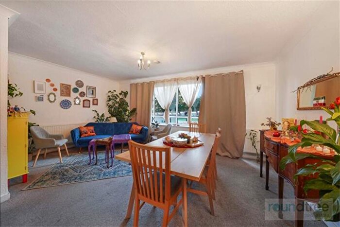 2 Bedroom Apartment For Sale In Freeland Park, Hendon, NW4
