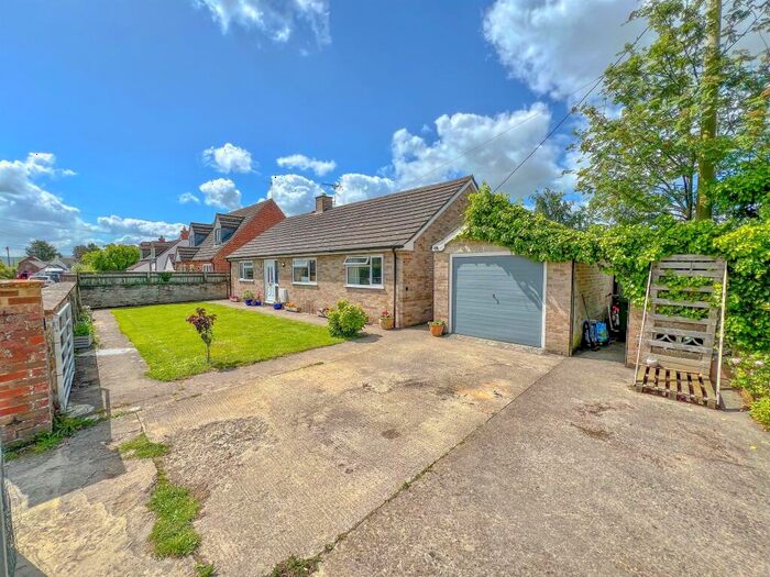 4 Bedroom Detached Bungalow For Sale In The Green, Longcot, Faringdon, SN7