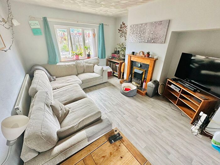 3 Bedroom Semi-Detached House For Sale In Ward Grove, Lanesfield, Wolverhampton, WV4