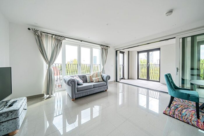 3 Bedroom Flat To Rent In Delphini Apartments, Elephant And Castle, SE1