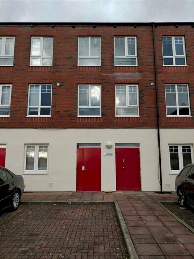 2 Bedroom Apartment To Rent In The Studios, S40
