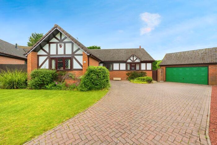 3 Bedroom Bungalow For Sale In Kensington Close, Rushden, NN10