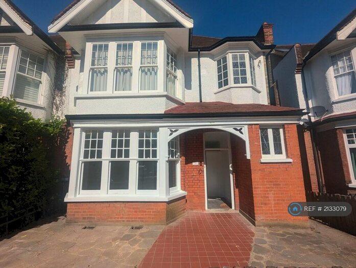 2 Bedroom Flat To Rent In Avondale Avenue, London, N12