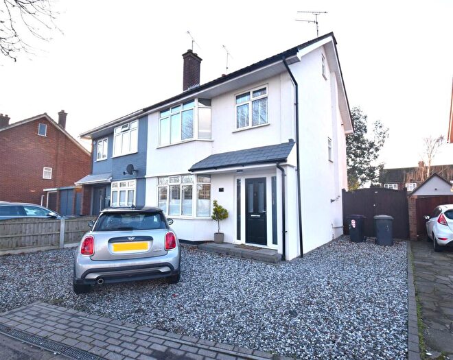 3 Bedroom Semi Detached House For Sale In Ashingdon Road, Rochford, SS4