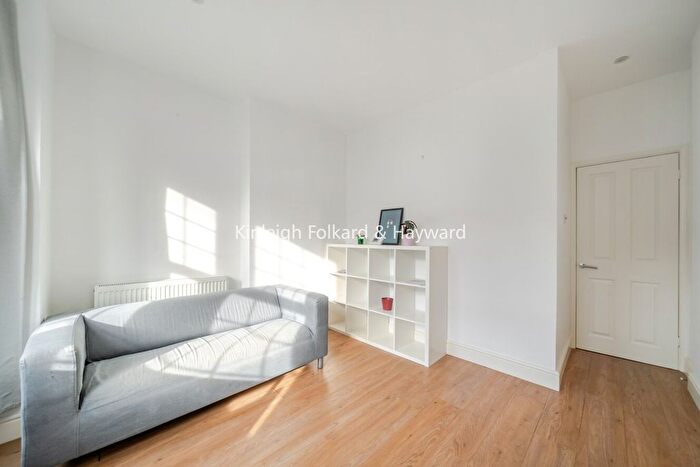 2 Bedroom Flat To Rent In Robinson Road, London, SW17
