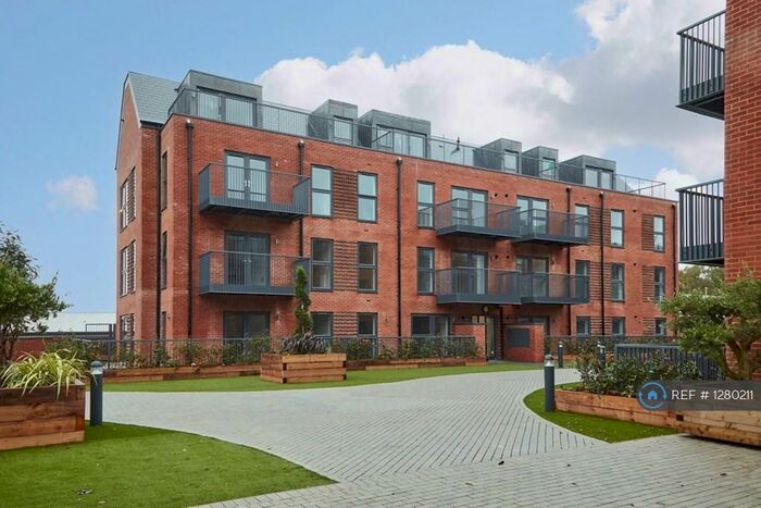 2 Bedroom Flat To Rent In Station Road, Hook, RG27