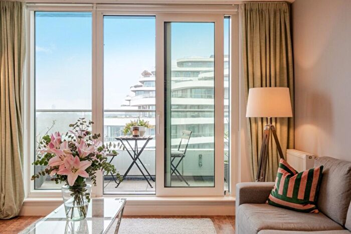 2 Bedroom Flat For Sale In Queenstown Road, London, SW11