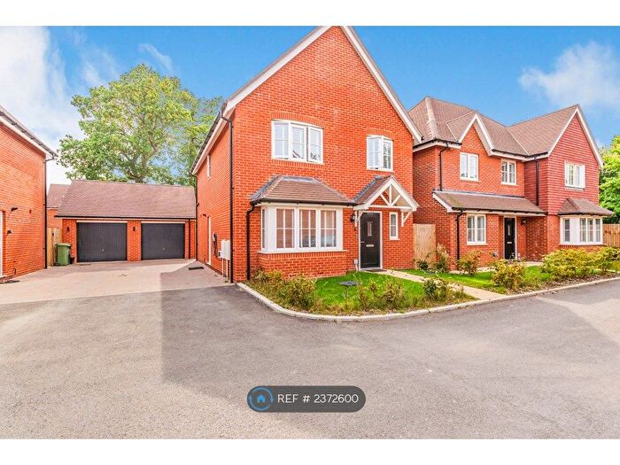 4 Bedroom Detached House To Rent In Lawrence Gardens, Horley, RH6