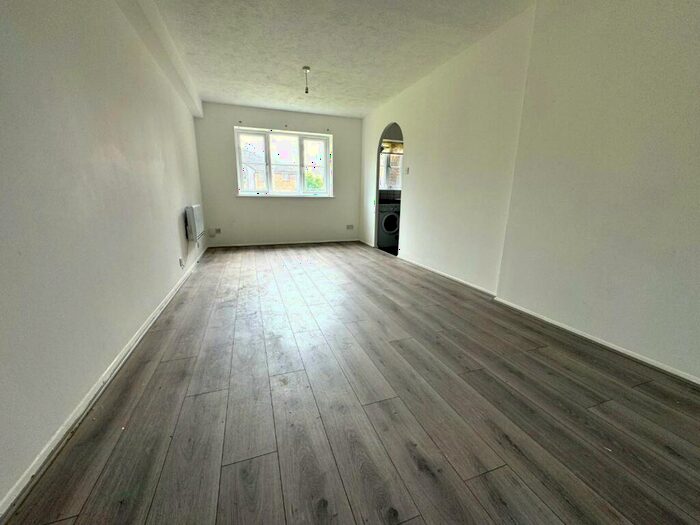 2 Bedroom Flat To Rent In Scotland Green Road, Enfield, EN3