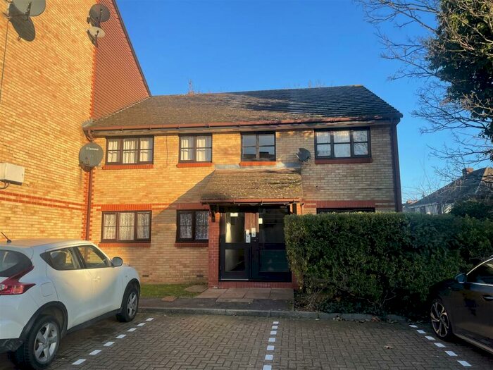 1 Bedroom Flat To Rent In Cygnet Close, Neasden, NW10