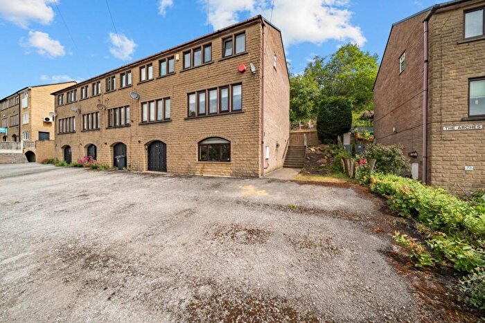 4 Bedroom End Of Terrace House For Sale In The Arches, Claremount Road, HX3