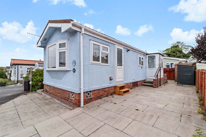 2 Bedroom Mobile/park Home For Sale In Agden Brow, Lymm, WA13