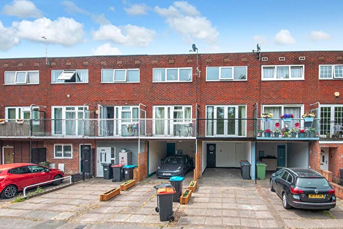 3 Bedroom Town House To Rent In Waterside, Peartree Bridge, Milton Keynes, MK6