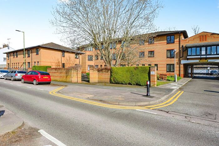 2 Bedroom Flat For Sale In Lake View, Railway Terrace, Kings Langley, WD4