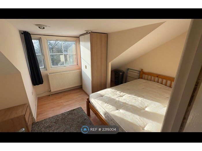 3 Bedroom Flat To Rent In Century House, Hemel Hempstead, HP1