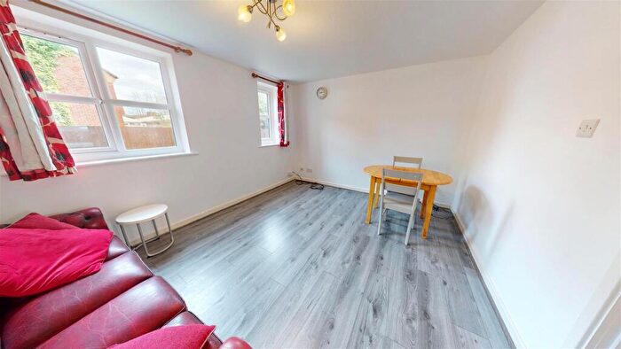 2 Bedroom Apartment For Sale In Twillbrook Drive, Salford, M3