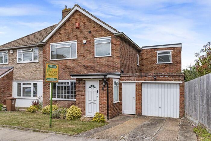 3 Bedroom Semi Detached House For Sale In Tyron Way, Sidcup, DA14