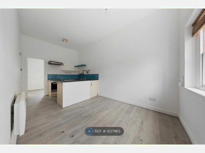 1 Bedroom Flat To Rent In Seymour Court, Knaphill, Woking, GU21