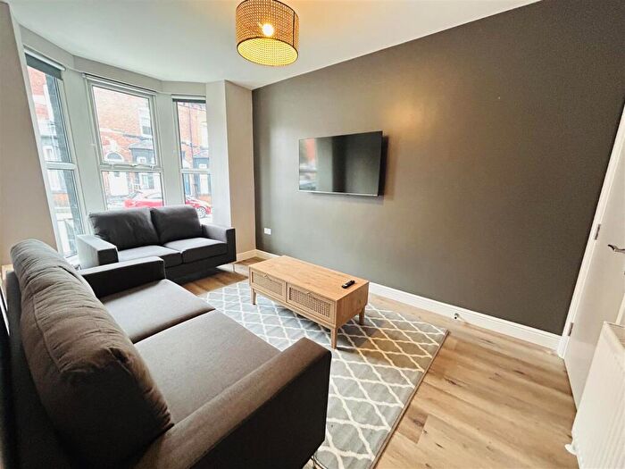 6 Bedroom Terraced House To Rent In Hessle View, Hyde Park, Leeds, LS6