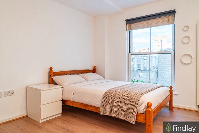 3 Bedroom Flat To Rent In Tottenham Road, London, N1