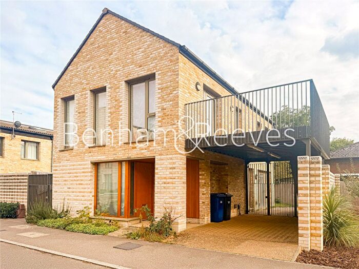 3 Bedroom Detached House To Rent In Farnsworth Drive, Edgware, HA8