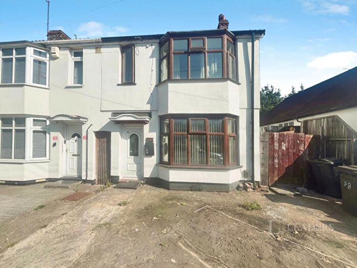 3 Bedroom Semi Detached House To Rent In Waller Avenue, Luton, Bedfordshire, LU4