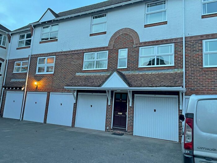 2 Bedroom Flat To Rent In Three Cuppes Lane, Salisbury, SP1