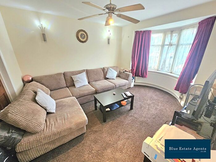 3 Bedroom Maisonette To Rent In Ash Grove, Hounslow, TW5