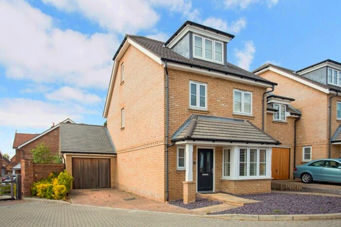 3 Bedroom Detached House To Rent In Oakgrove Caterham, CR3