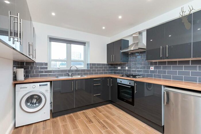 6 Bedroom Flat To Rent In Hawgood Street, Bow, E3