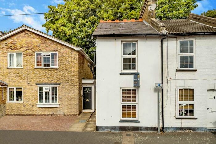 2 Bedroom Property To Rent In Farmers Road, Staines, TW18