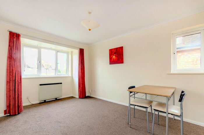 1 Bedroom Flat To Rent In Grange Road, Stoughton, Guildford GU2