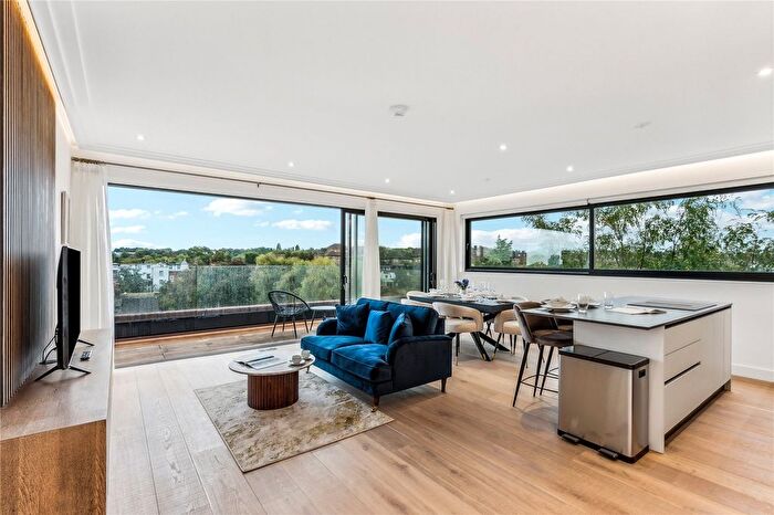 3 Bedroom Flat To Rent In Coronation Court, London, W10