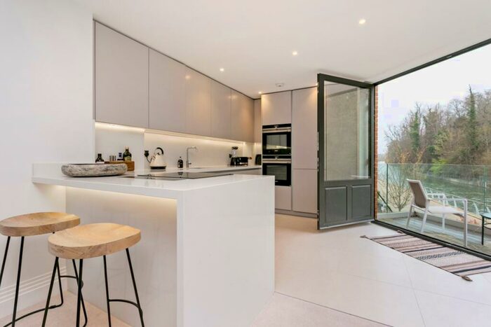 2 Bedroom Apartment To Rent In Glen Island Taplow, SL6